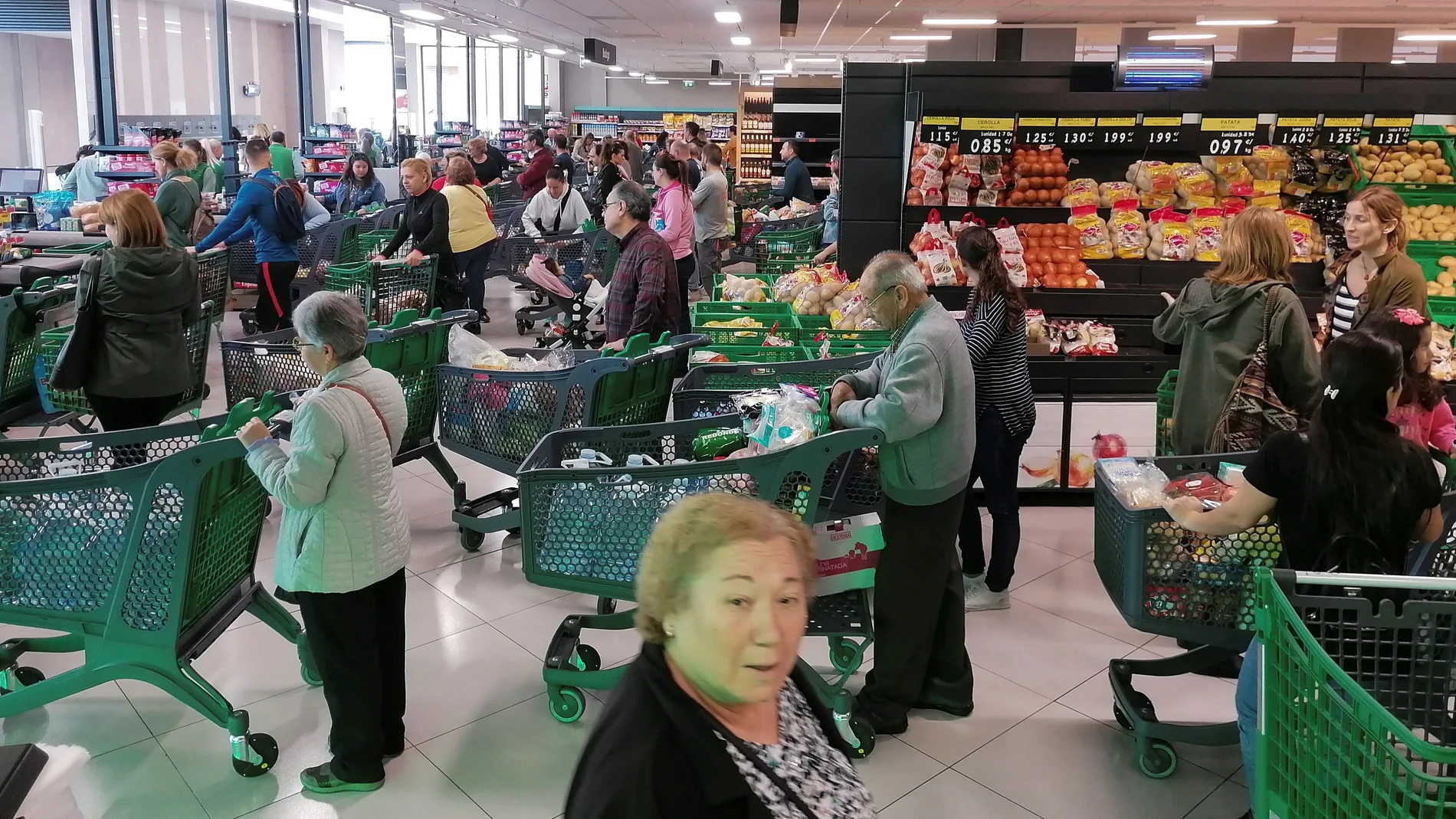 Los murcianos llenan los supermercados para abastecerse de productos de primera necesidad