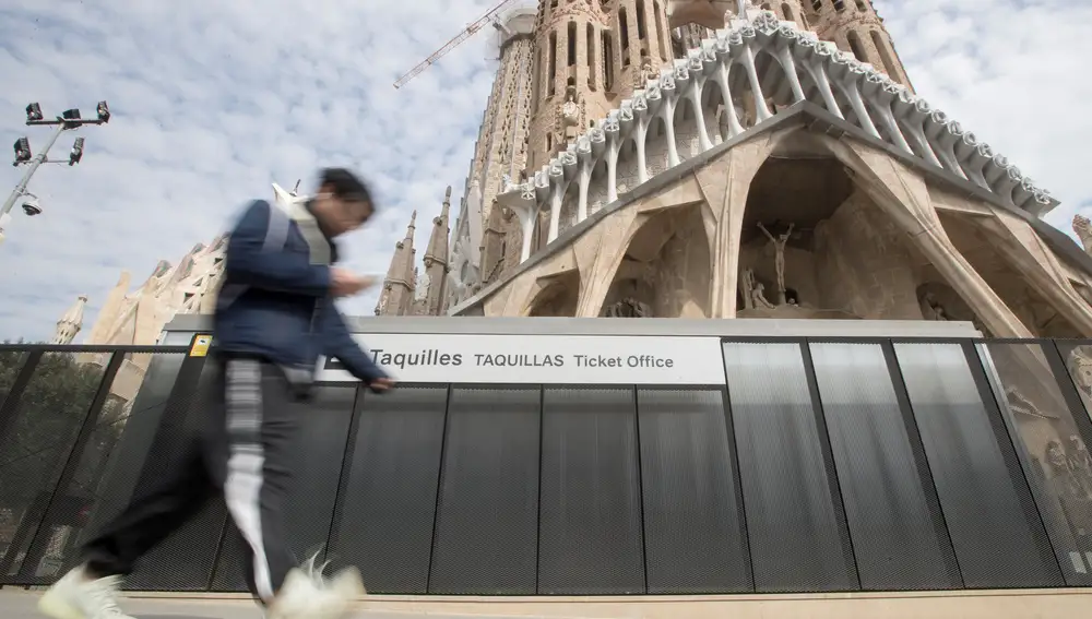 La Junta Constructora de la Sagrada Familia de Barcelona ha decidido paralizar las obras de construcción del templo y suspender las visitas al mismo a partir del viernes pasado.