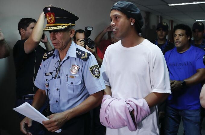 Ronaldinho, esposado y escoltado por la Policía