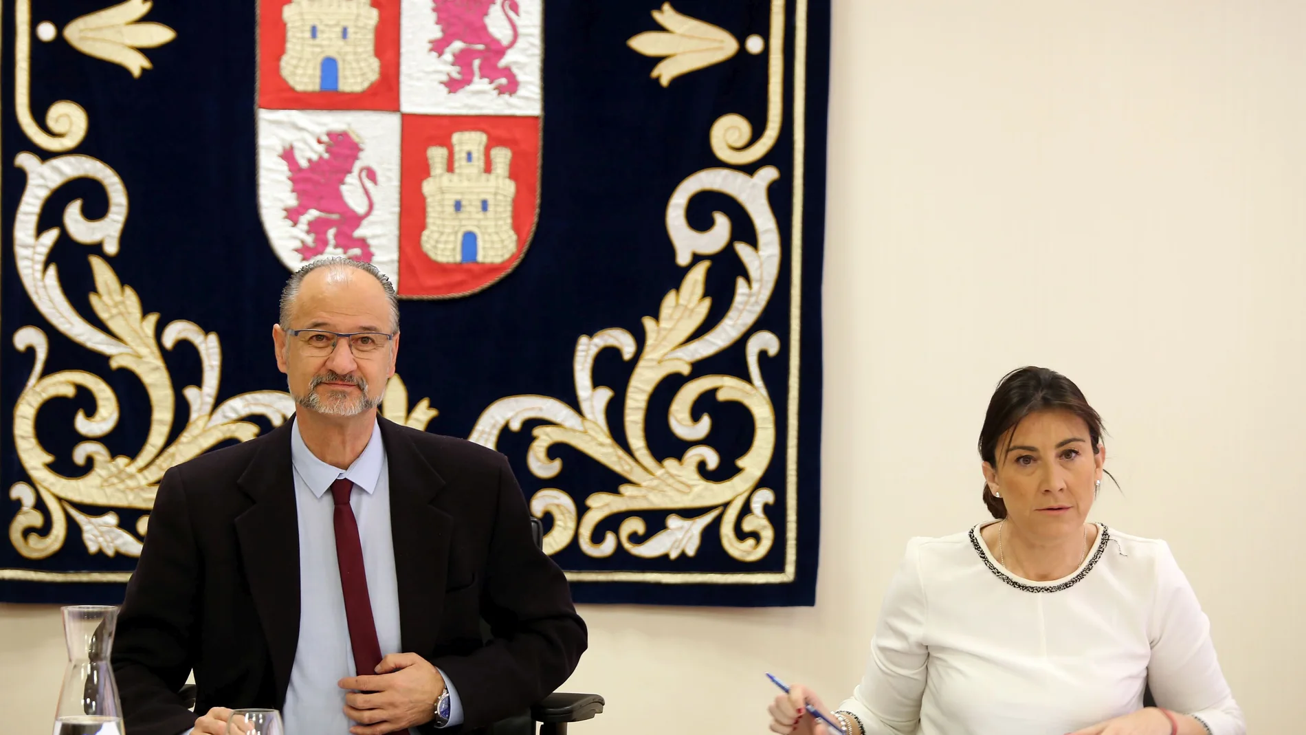 El presidente de las Cortes, Luis Fuentes, preside el órgano de dirección del legislativo junto a la vicepresidenta Ana Sánchez