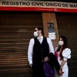 Una pareja, a la espera para contraer matrimonio a las puertas del Registro Civil de Madrid