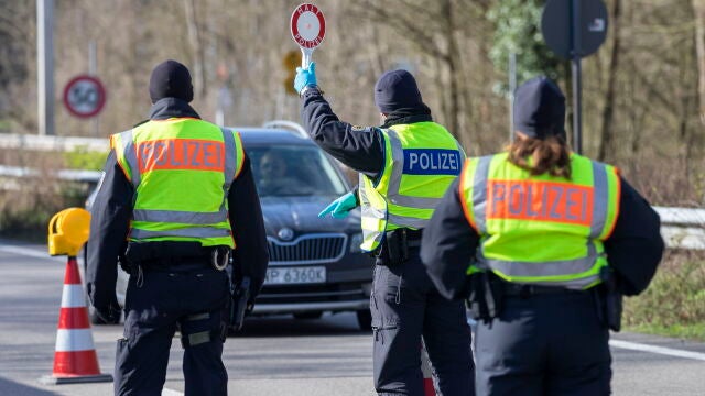 Agentes alemanes controlan la circulación frontera alemán con Francia. entre la EFE/EPA/RONALD WITTEK