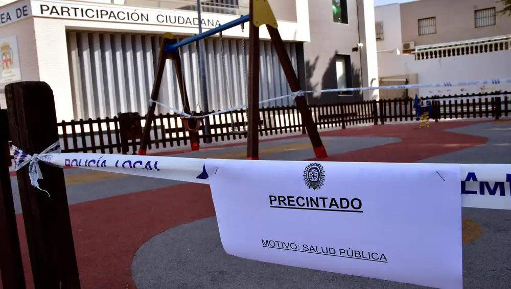 Un parque infantil precintado en Almería, tras la emisión de un bando del alcalde de la ciudad con las nuevas medidas de prevención por el coronavirus. EFE/Carlos Barba