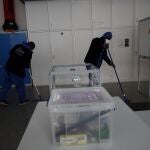 Trabajadores desinfectan un colegio electoral en Neuilly-sur-Seine/AP