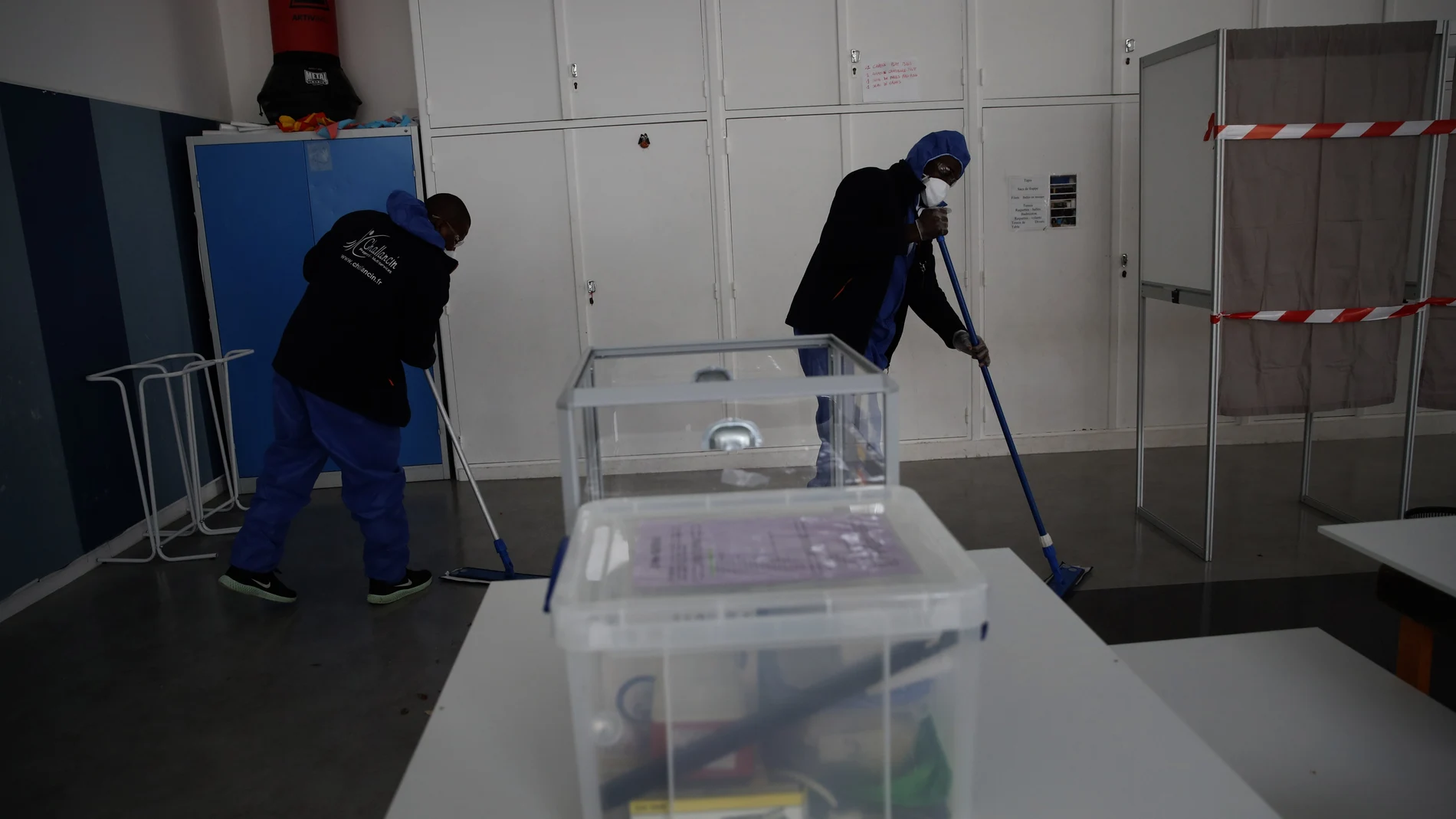 Trabajadores desinfectan un colegio electoral en Neuilly-sur-Seine/AP