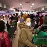 Compras de alimentos y productos básicos en un supermercado de Barcelona el pasado sábado