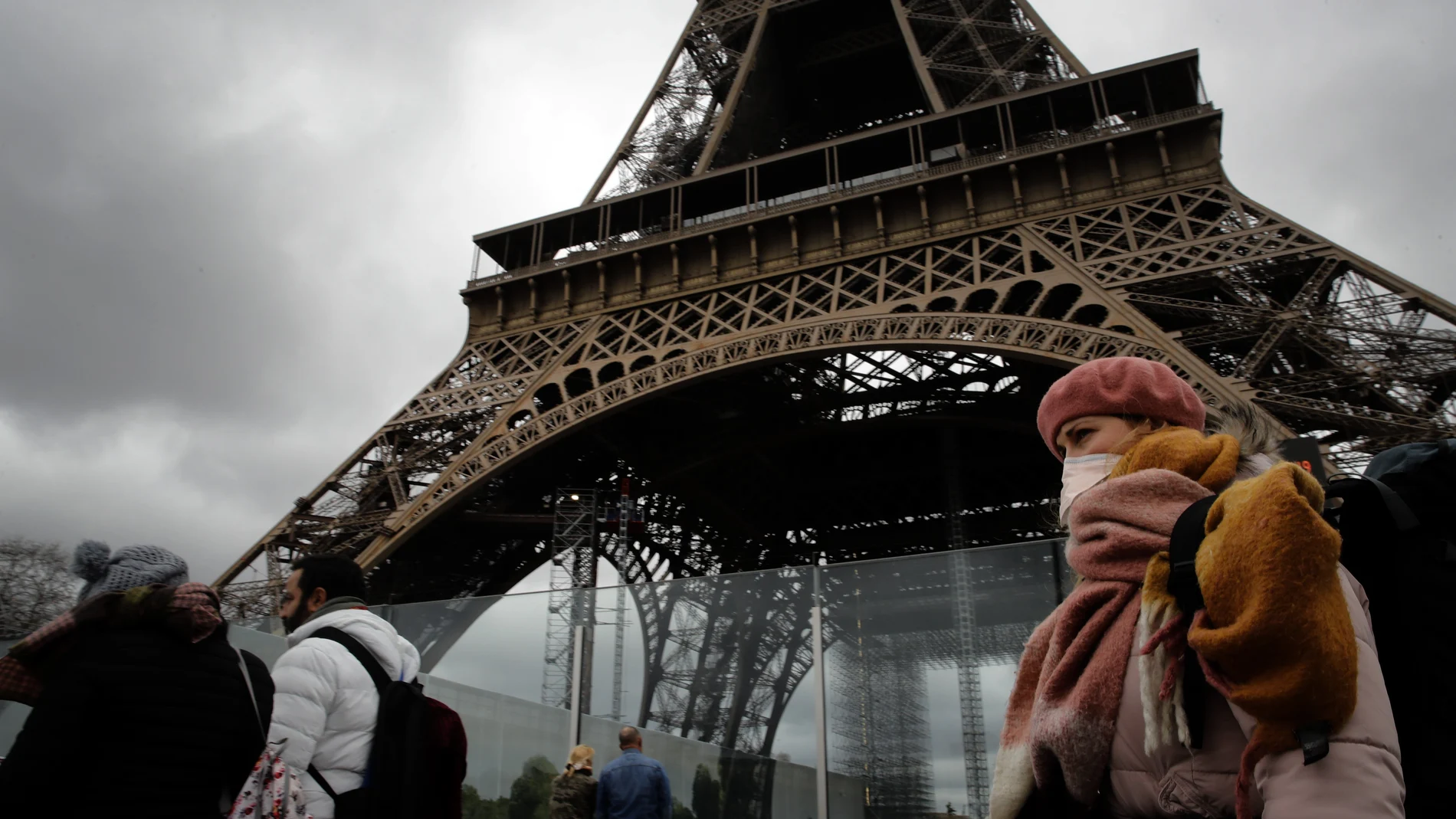 Apenas gente alrededor de la bulliciosa Torre Eiffel, este sábado en París/AP