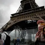 Apenas gente alrededor de la bulliciosa Torre Eiffel, este sábado en París/AP
