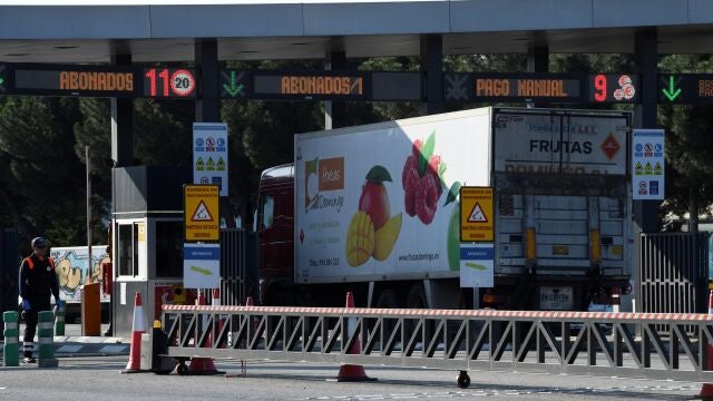 Llegada de camiones con alimentos al mercado central de Madrid, Mercamadrid