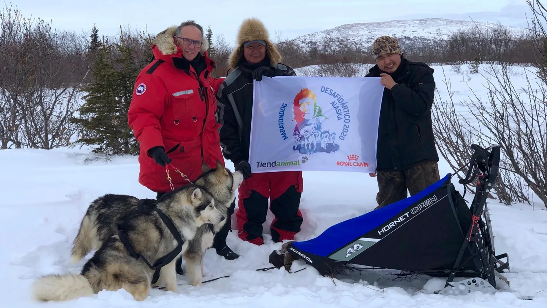 Equipo de Desafío Ártico homenajeando a Félix Rodríguez de la Fuente en el 40 aniversario de su muerte