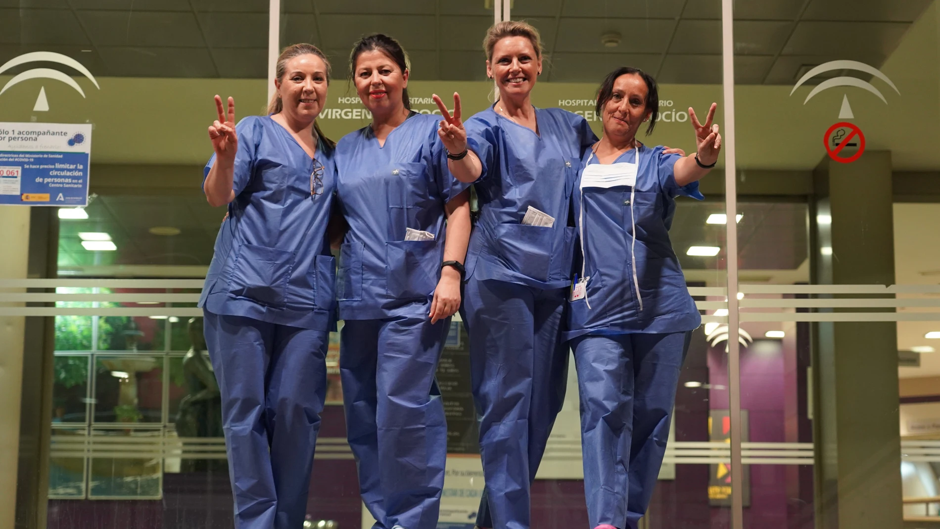 Personal sanitario del Hospital Virgen del Rocío agradece los aplausos de los ciudadanos por el reconocimiento de la labor prestada por el coronavirus.
