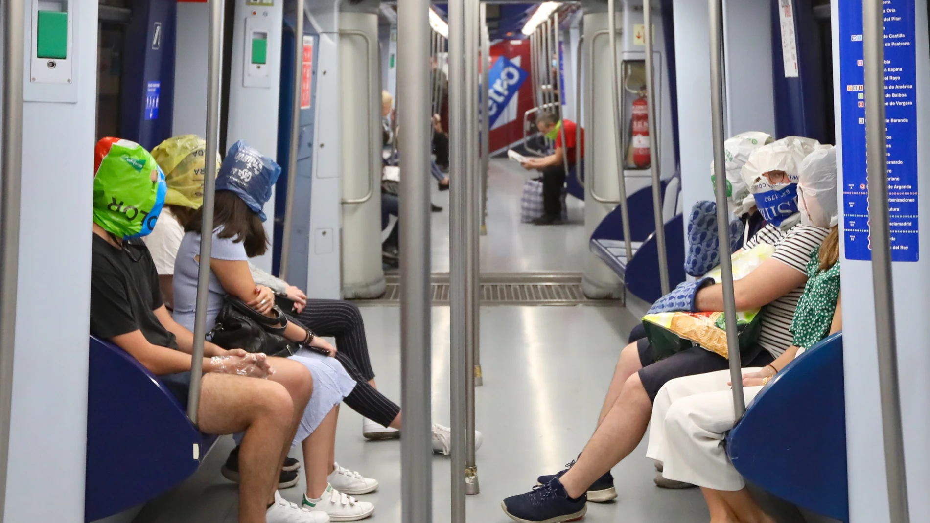 Imagen de un vagón del Metro de Madrid, ayer, pocas horas antes de que el presidente del Gobierno concretara las medidas del Estado de Alarma
