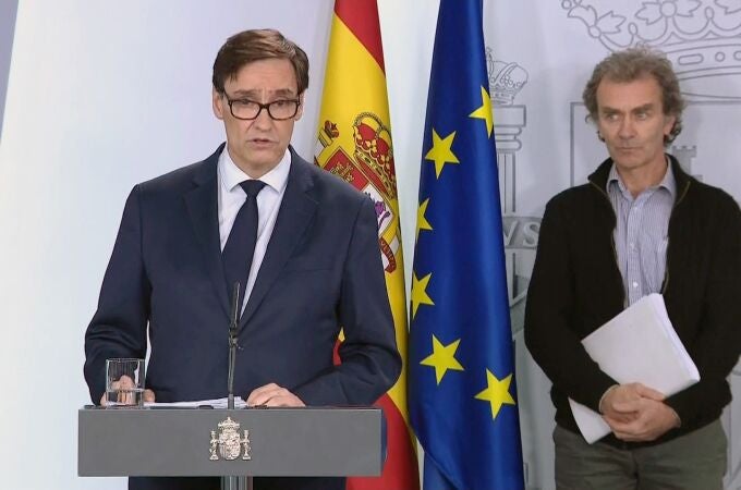 Imagen de televisión del ministro de Sanidad, Salvador Illa, durante la rueda de prensa sobre el coronavirus ofrecida este domingo desde el Palacio de La Moncloa, en Madrid.