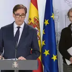 Imagen de televisión del ministro de Sanidad, Salvador Illa, durante la rueda de prensa sobre el coronavirus ofrecida este domingo desde el Palacio de La Moncloa, en Madrid.