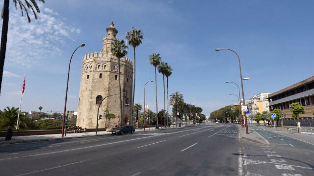 El Paseo de Colón con la Torre del Oro