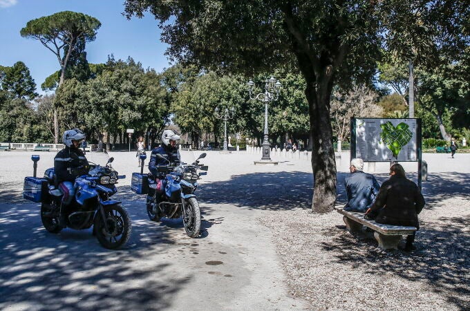 Agentes de policía vigilan en un parque en Roma.