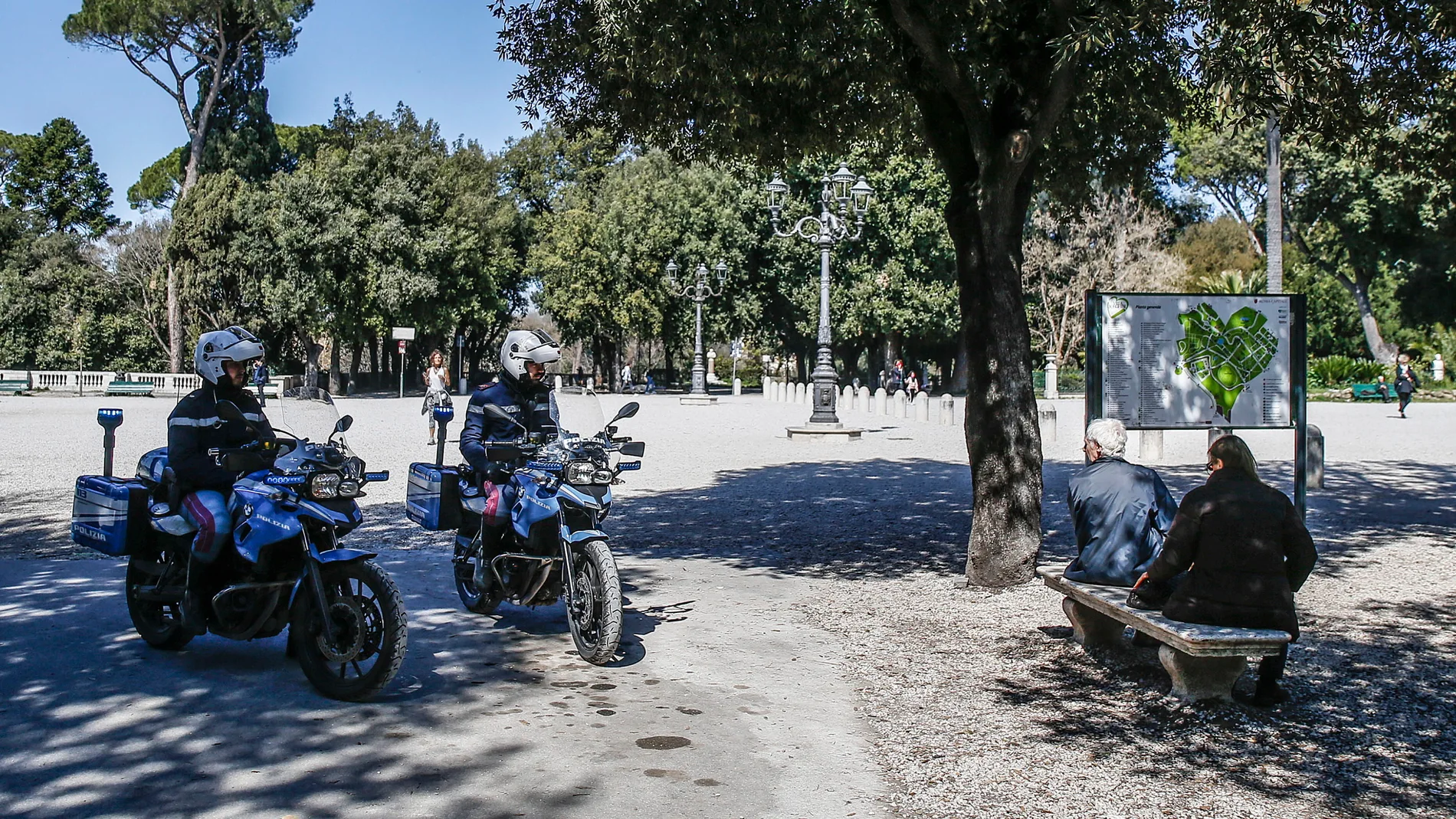 Agentes de policía vigilan en un parque en Roma.