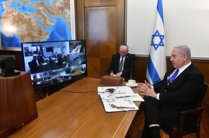 El primer ministro israelí en funciones, Benjamin Netanyahu, mantiene una videoconferencia con su Gabinete/EP