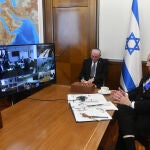 El primer ministro israelí en funciones, Benjamin Netanyahu, mantiene una videoconferencia con su Gabinete/EP