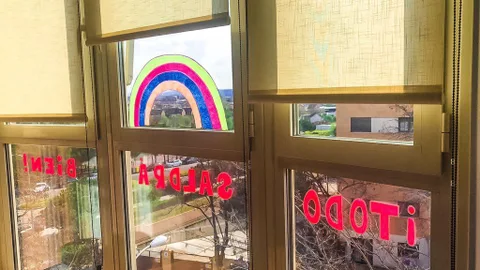 Una de las ventanas decoradas para lanzar un mensaje de ánimo / Foto: 112 Comunidad de Madrid