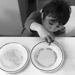 El experimento de la pimienta que huye sirve a los niños para imaginar cómo actúan los virus cuando te lavas las manos con jabón