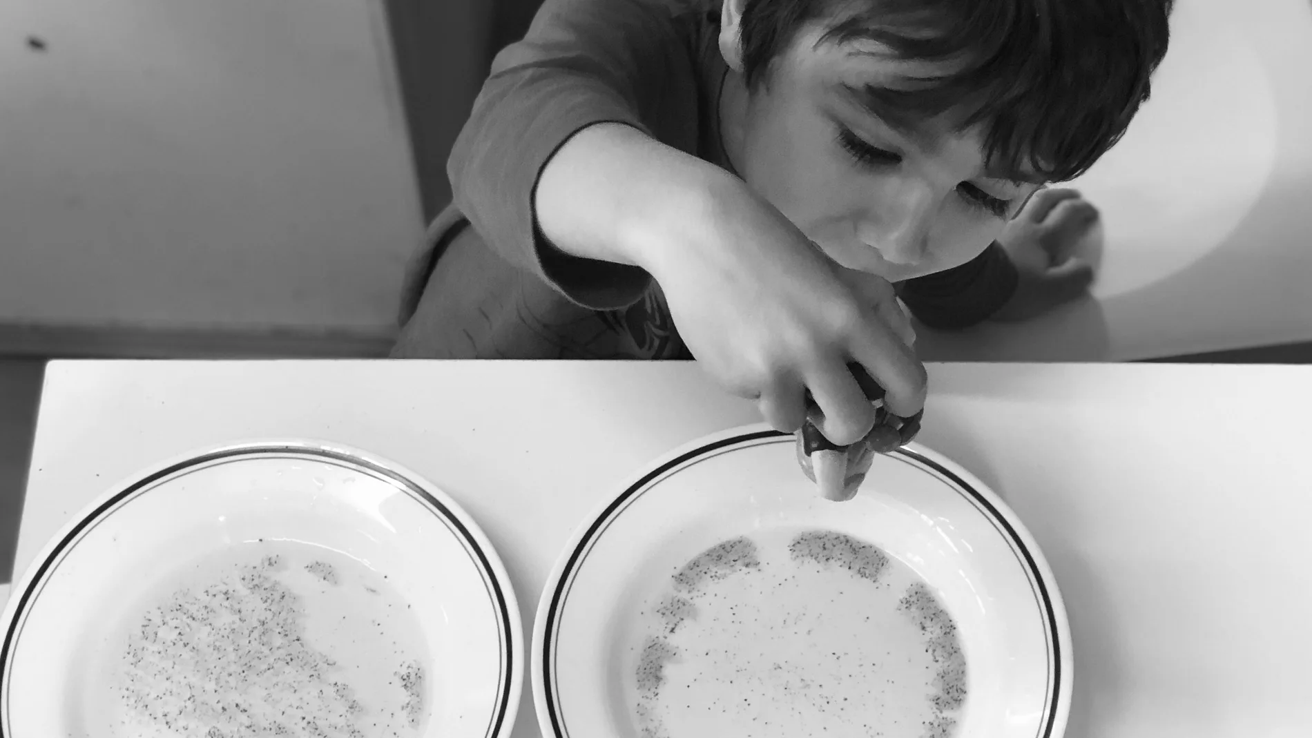 El experimento de la pimienta que huye sirve a los niños para imaginar cómo actúan los virus cuando te lavas las manos con jabón
