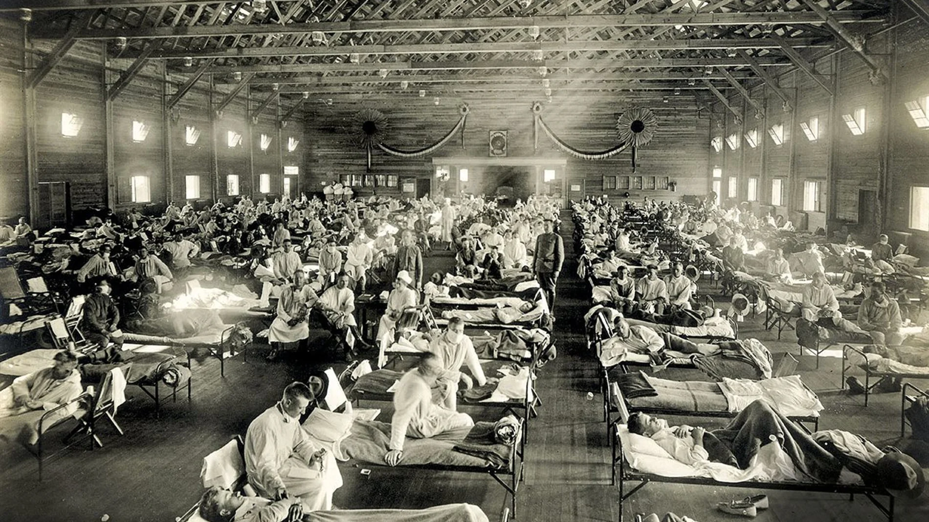 Un hospital repleto de enfermos aquejados de la gripe de 1918, una pandemia que provocó la muerta de unos 50 millones de personas