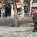 Un hombre pasa frente a multitud de comercios cerrados en Madrid