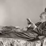 Miguel de Unamuno leyendo pausadamente durante su periodo de destierro