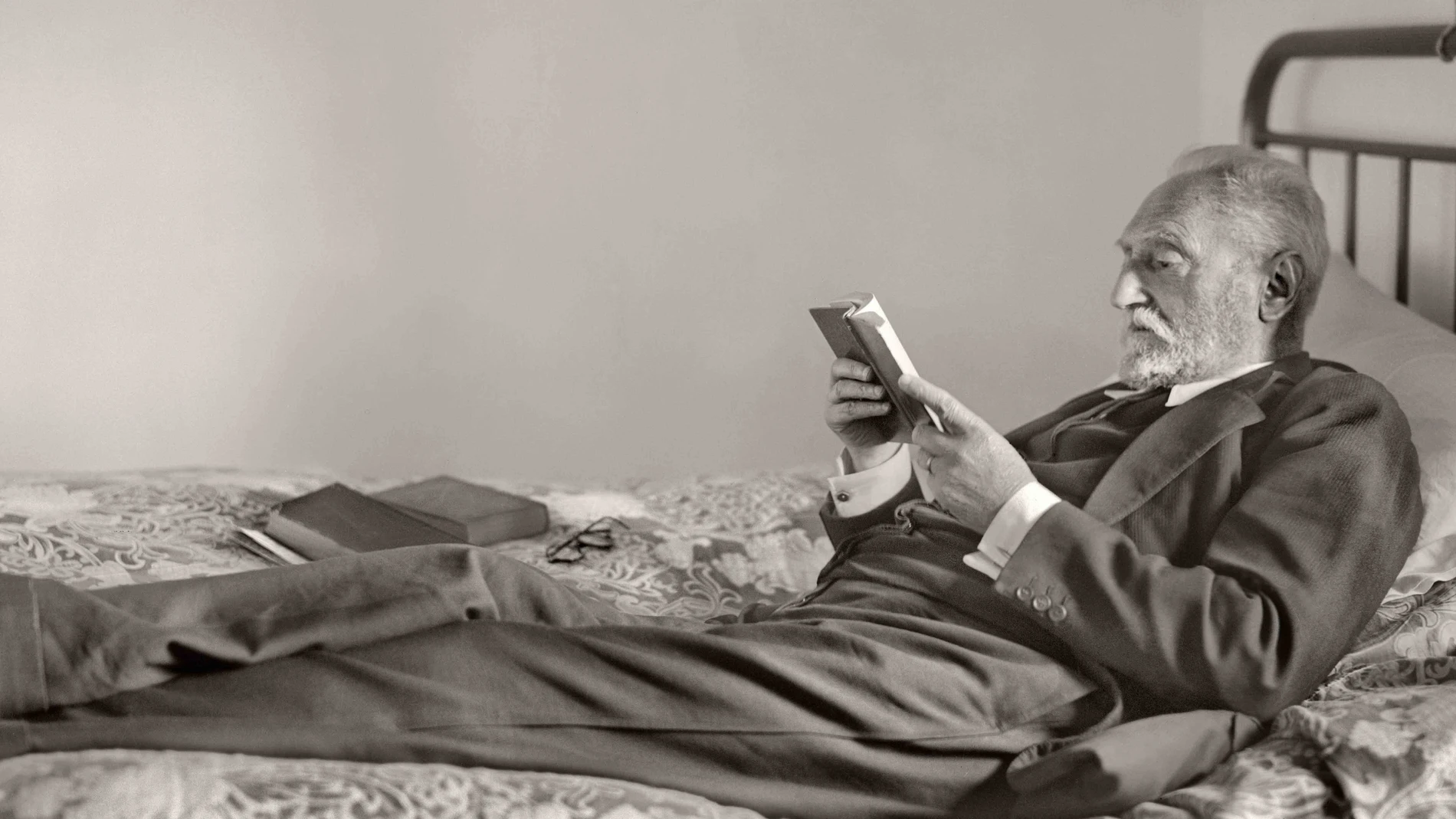 Miguel de Unamuno leyendo pausadamente durante su periodo de destierro