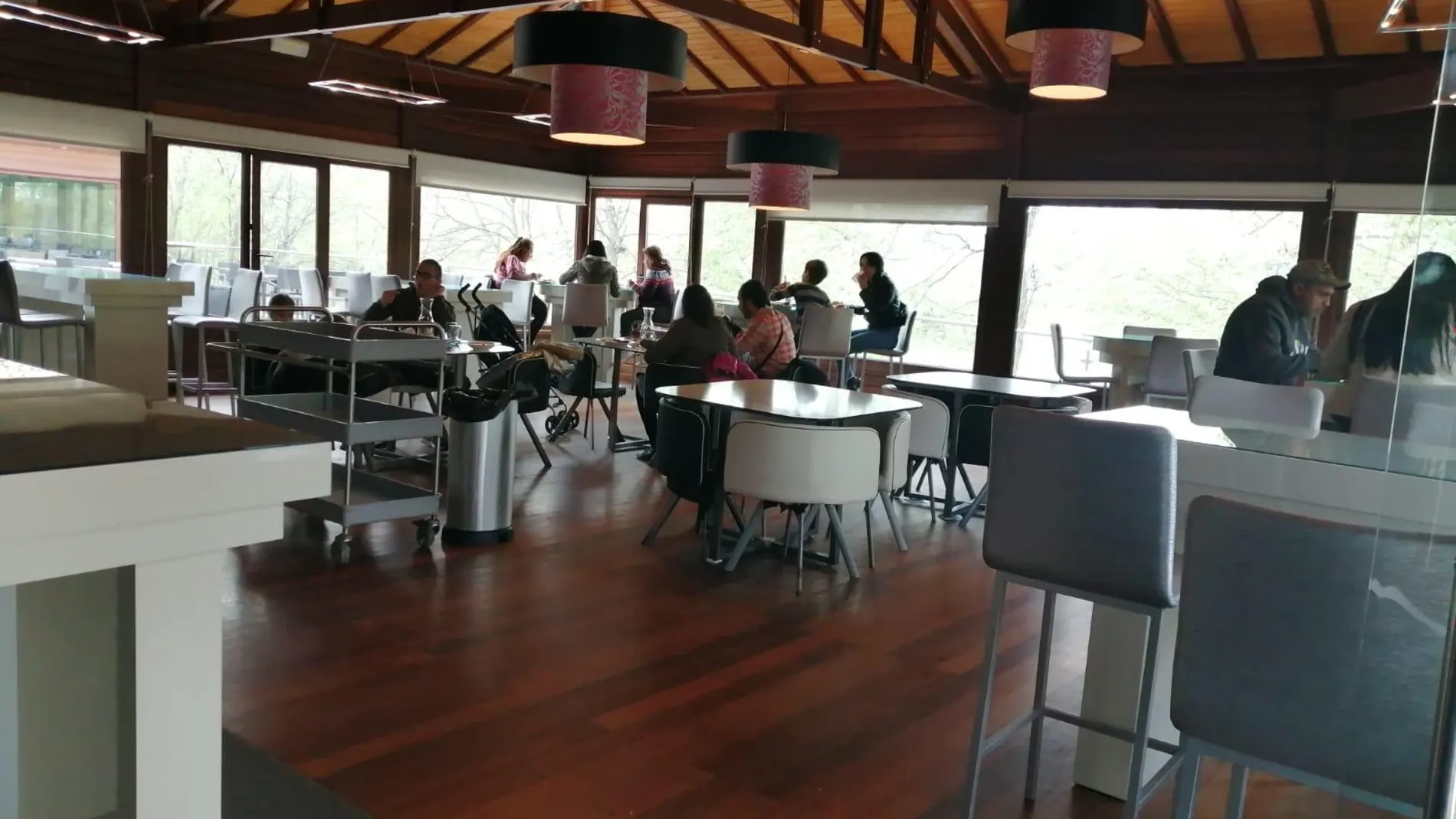 En el comedor ya se han habilitado normas: Sólo una persona entrega los platos y se guarda distancia