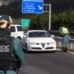 Efectivos de la Guardia Civil en un control de acceso instalado en el Puente Internacional de Tuy (Pontevedra), tras el anuncio de estado de alarma que hace que se hayan cerrado fronteras con Portugal a los viajes no imprescindibles. EFE/Salvador Sas