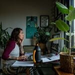 Una mujer teletrabajando