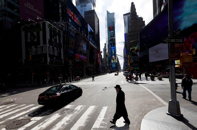 Un hombre camina por Times Square, en Nueva Ypork