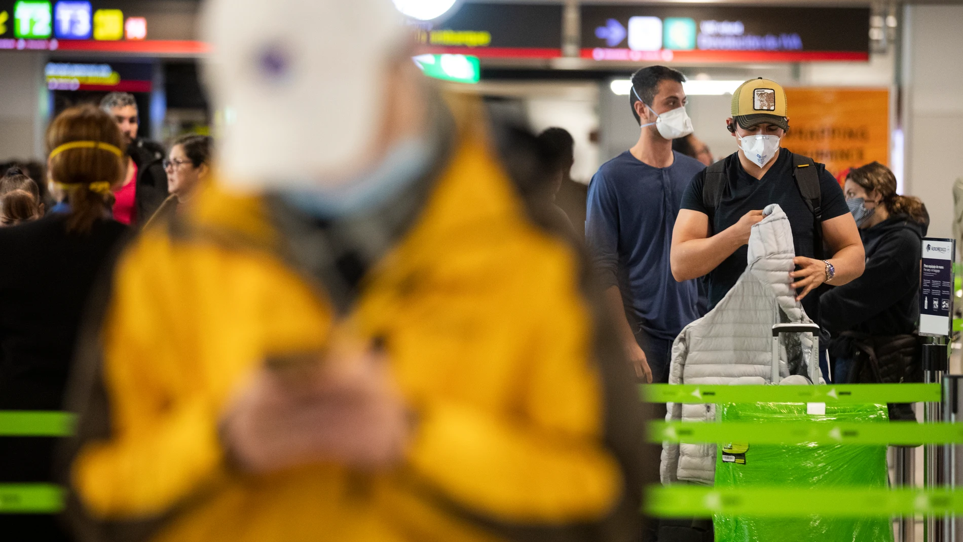 Imagen del Aeropuerto Adolfo Suarez Barajas en la terminal 1 con viajeros y personal protegidos por mascarillas. Foto Jesús G Feria