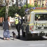 Militares dan instrucciones a los viandantes en el centro de Sevilla