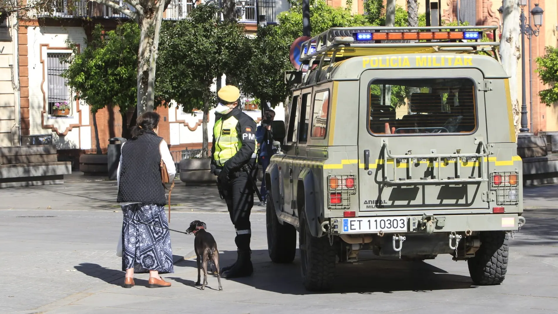 Militares dan instrucciones a los viandantes en el centro de Sevilla