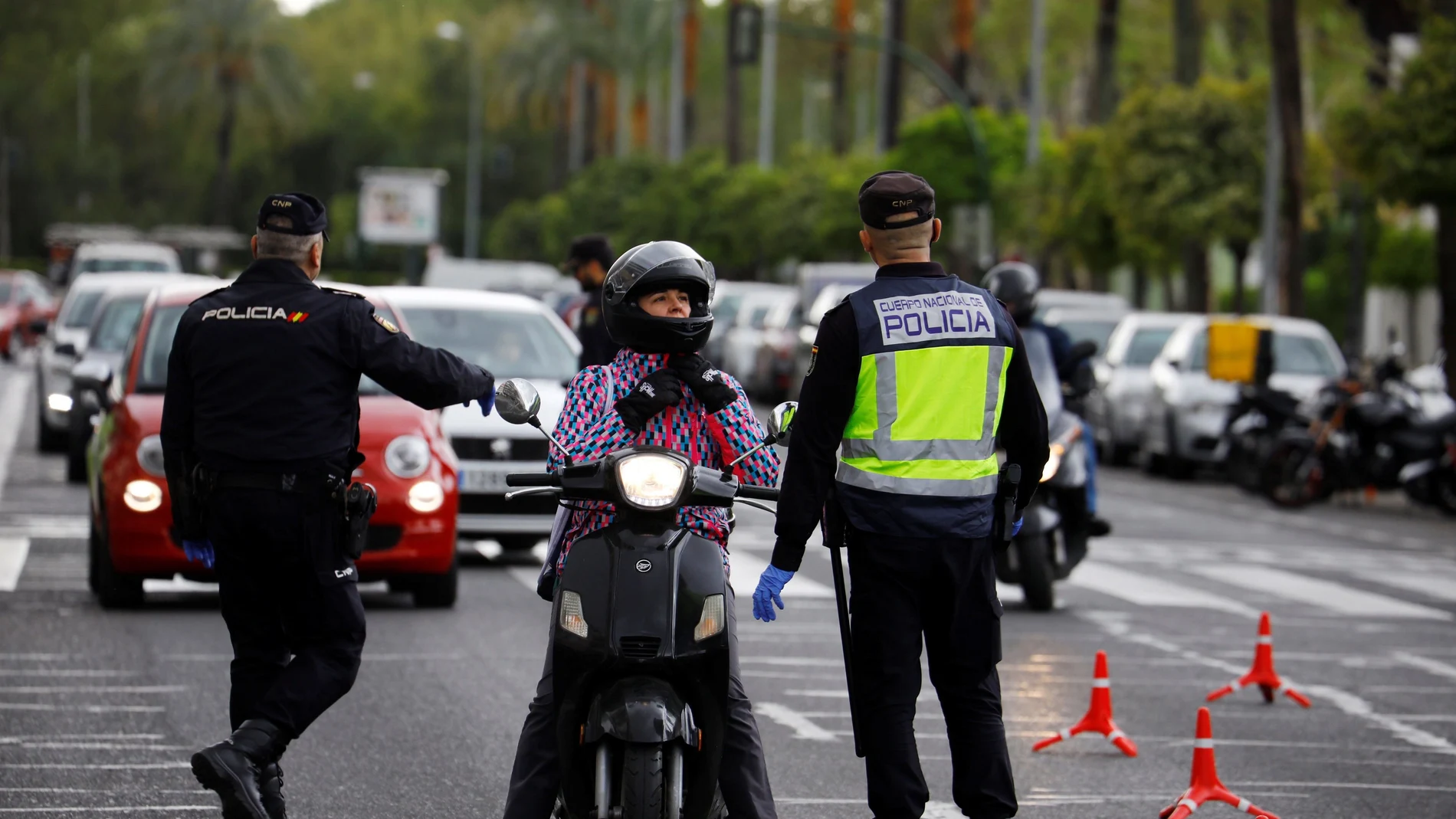 Agentes de la Policia Nacional controlan a los conductores en unas de las principales avenida de la ciudad de Córdoba, ayer / Efe