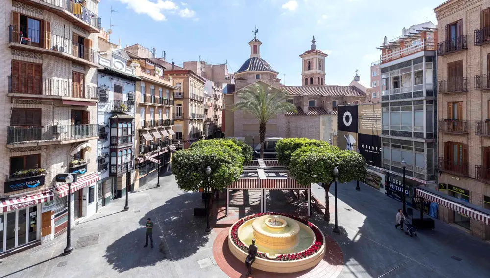 La Plaza de las Flores de Murcia, uno de los enclaves más simbólicos de la ciudad, situada tras la Catedral