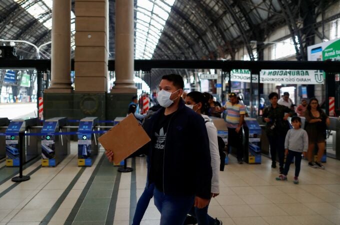 Un hombre con mascarilla en la estación de trenes de Retiro, en Buenos Aires