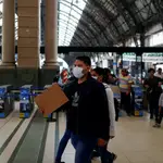 Un hombre con mascarilla en la estación de trenes de Retiro, en Buenos Aires