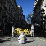 Activistas piden al Gobierno británico seguir las indicaciones de la OMS y ordenar el cierre de colegios y universidades para frenar el coronavirus