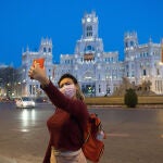 Una joven protegida con mascarilla se realiza una fotografía en La Cibeles en plena crisis del coronavirus donde las calles están vacías por el Estado de Alarma decretado por el Gobierno, en Madrid (España), a 16 de marzo de 2020.CORONAVIRUS;VIRUS;MADRIDJoaquin Corchero / AFP714/03/2020