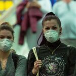 Dos jóvenes portando mascarillas