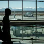 Un pasajero camina por la terminal del aeropuerto de Ciudad del Cabo después de las restricciones de viajes impuestas en Sudáfrica