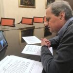 Imagen facilitada por la Generalitat de Catalunya, del presidente autonómico, Quim Torra, durante la reunión que ha mantenido por videoconferencia con los diferentes grupos parlamentarios para analizar la evolución del coronavirus.