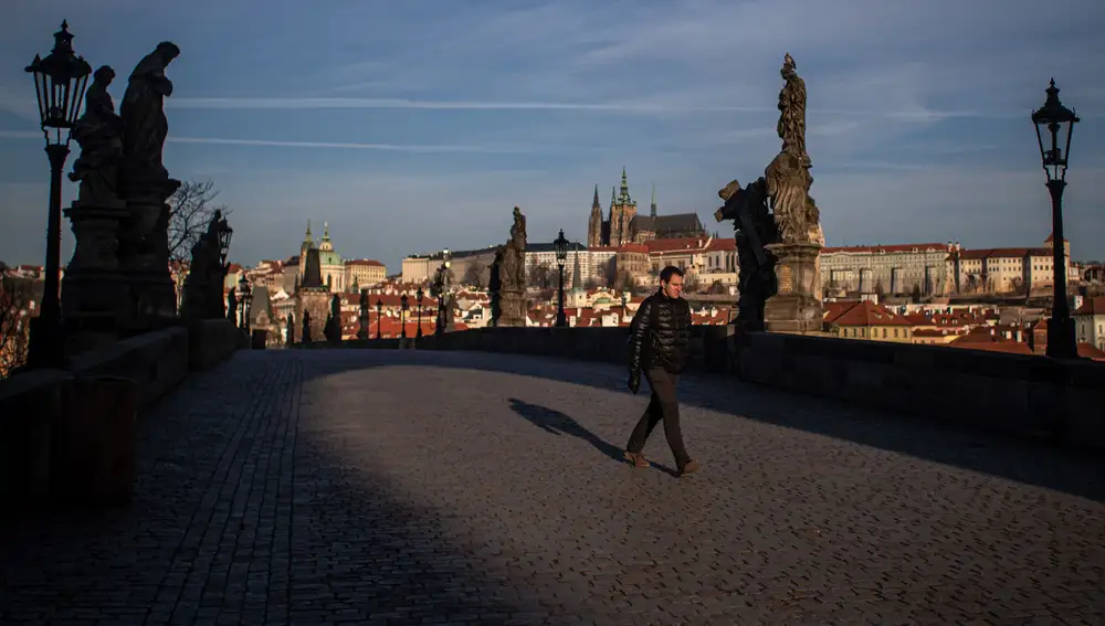 Praga, República Checa, 16/03/2020.- Imagen del puente de Carlos prácticamente vacío debido a la cuarentena.