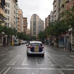 Un coche patrulla en uan vacía avenida Méndez Núñez de Alicante