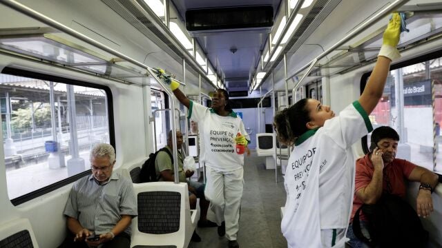 Varios trabajadores desinfectan un vagón en la estación central de Brasil, en Rio de Janeiro
