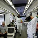 Varios trabajadores desinfectan un vagón en la estación central de Brasil, en Rio de Janeiro